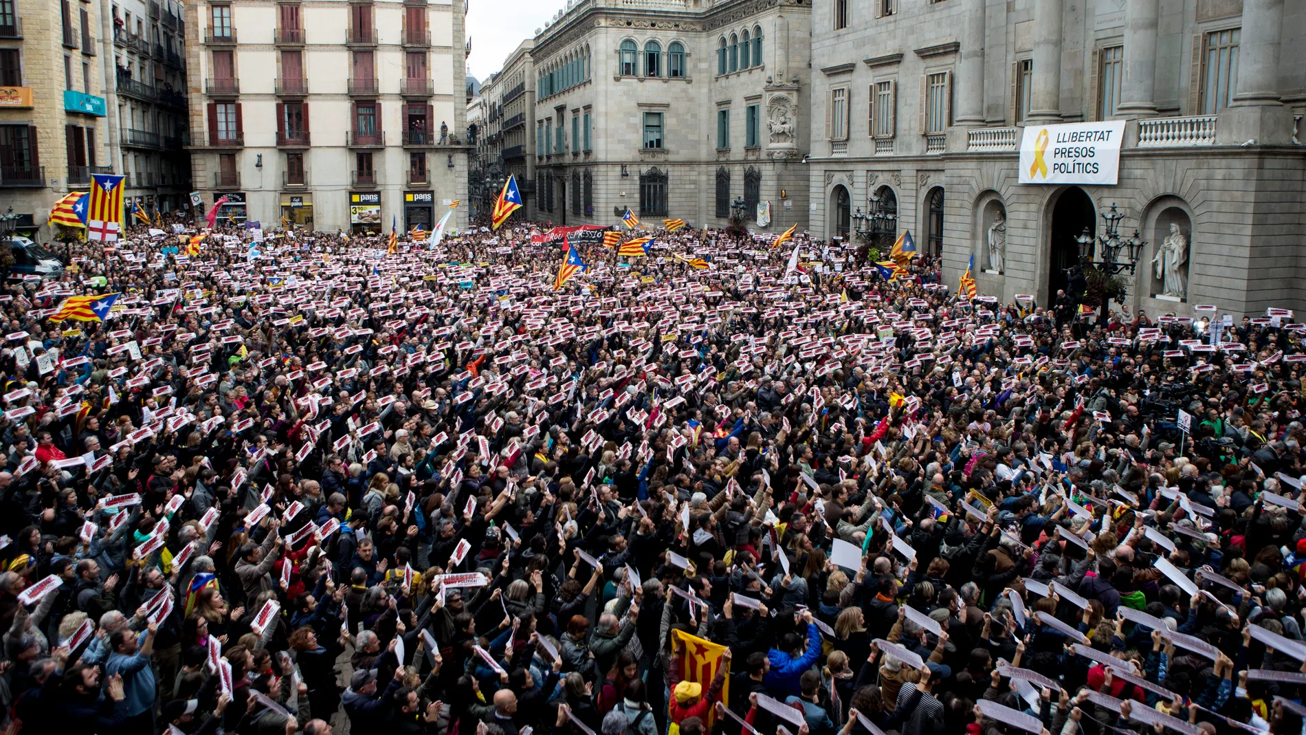 Miles de personas piden en Barcelona la libertad de "presos políticos" Miles de personas piden en Barcelona la libertad de "presos políticos"