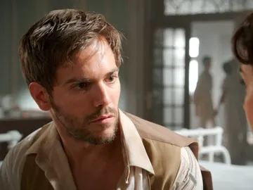 Pilar atiende a Alejandro, un atractivo fotógrafo que se queda prendado de ella Pilar atiende a Alejandro, un atractivo fotógrafo que se queda prendado de ella