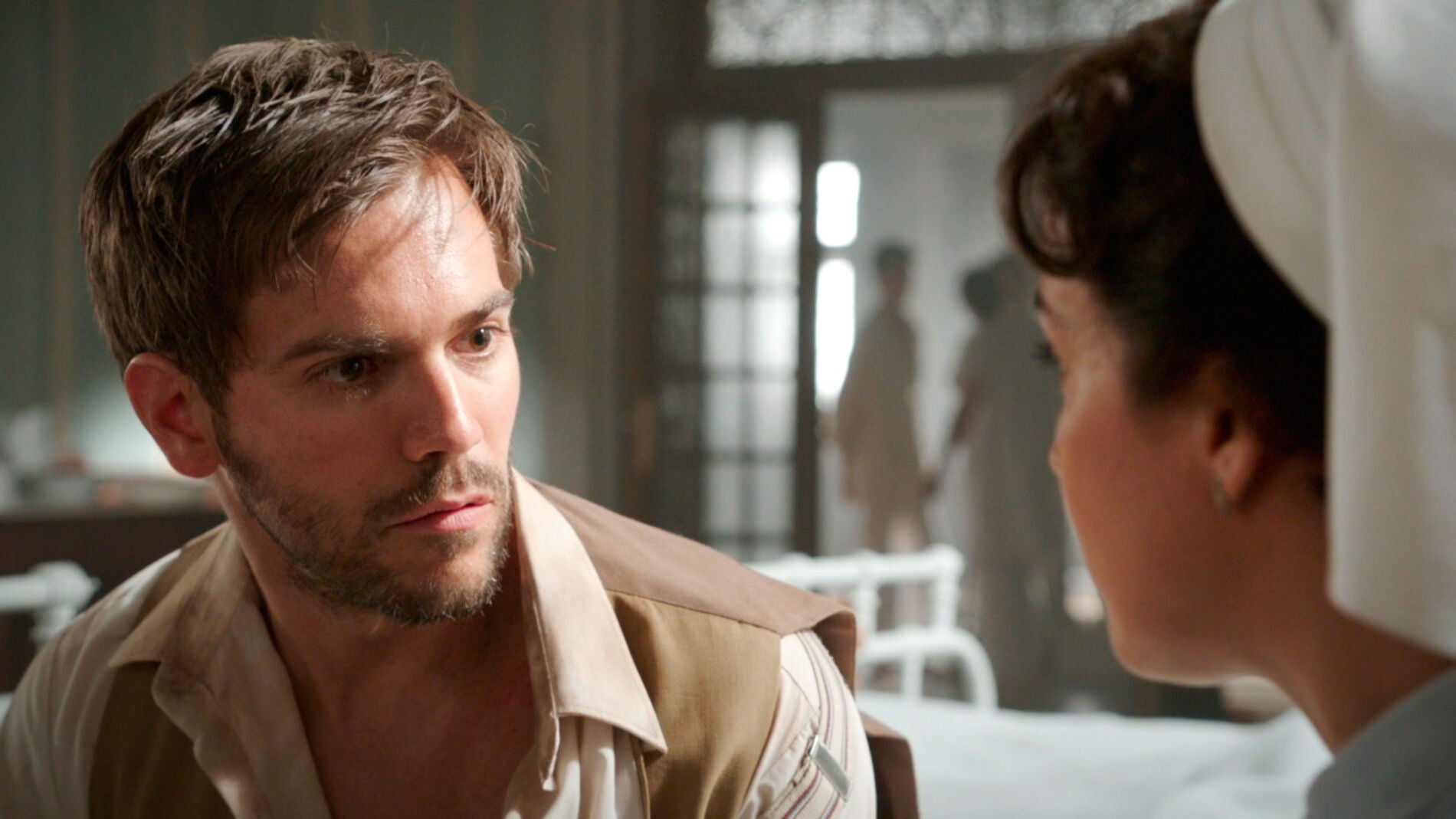 Pilar atiende a Alejandro, un atractivo fot&oacute;grafo que se queda prendado de ella