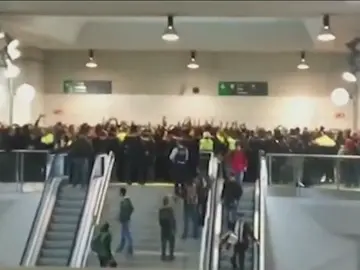 Un grupo de manifestantes invaden la estación del AVE en Girona y cortan las vías Un grupo de manifestantes invaden la estación del AVE en Girona y cortan las vías