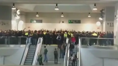 Un grupo de manifestantes invaden la estación del AVE en Girona y cortan las vías Un grupo de manifestantes invaden la estación del AVE en Girona y cortan las vías