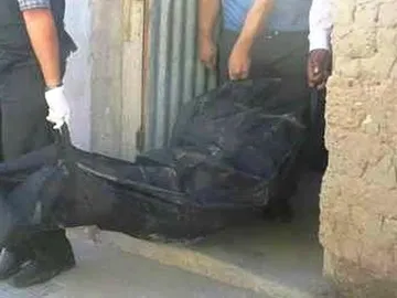 Los agentes llevándose el cuerpo de la mujer Los agentes llevándose el cuerpo de la mujer