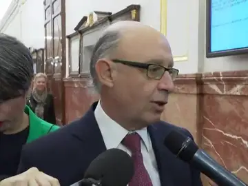 Cristóbal Montoro, sobre la intervención de cuentas en Madrid: "No es aceptable que no estén dispuestos a cumplir la ley" Cristóbal Montoro, sobre la intervención de cuentas en Madrid: "No es aceptable que no estén dispuestos a cumplir la ley"