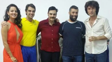 Así fue la visita del escritor y periodista Nacho Carretero al rodaje de 'Fariña'