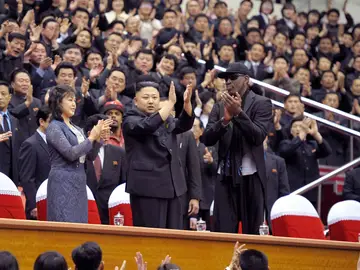 Kim Jong-Un y Dennis Rodman aplauden Kim Jong-Un y Dennis Rodman aplauden