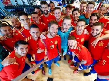 Los integrantes de la Selección posan con la nueva camiseta para el Mundial