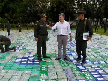 Juan Manuel Santos (2d), en medio de los paquetes que contienen cocaína incautados Juan Manuel Santos (2d), en medio de los paquetes que contienen cocaína incautados