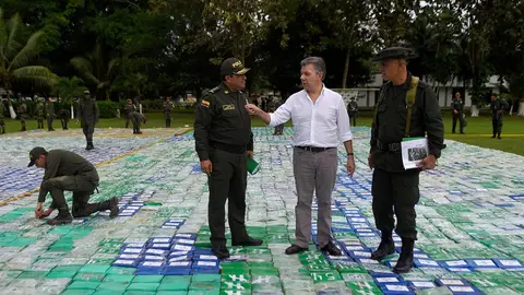 Juan Manuel Santos (2d), en medio de los paquetes que contienen cocaína incautados Juan Manuel Santos (2d), en medio de los paquetes que contienen cocaína incautados