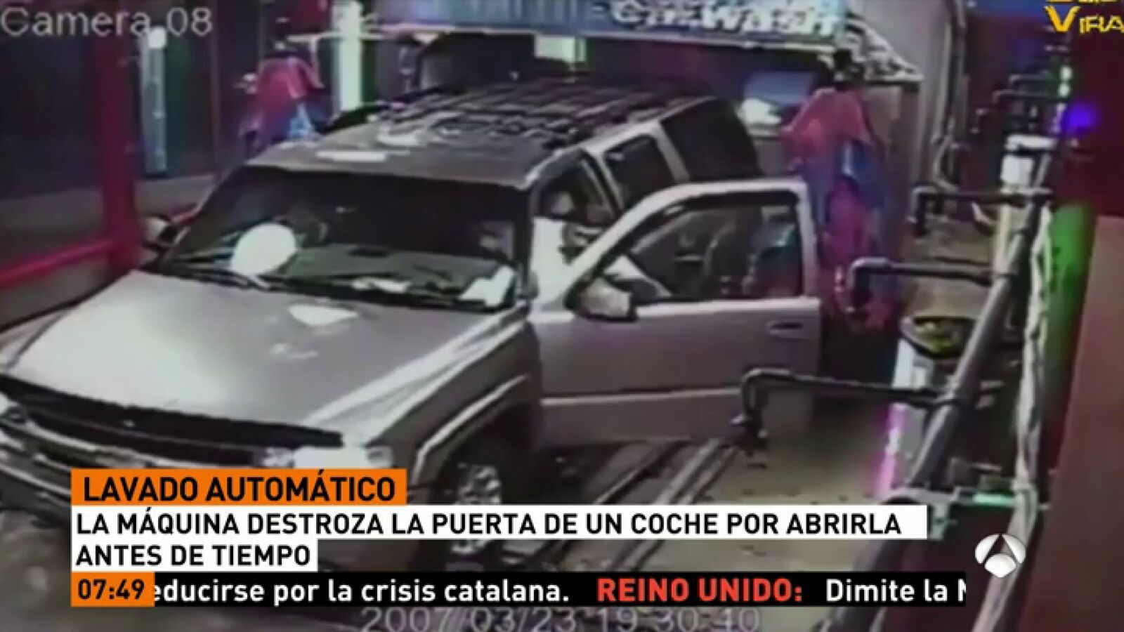Una máquina de lavado automático destroza la puerta de un coche porque su conductor la abrió antes de tiempo