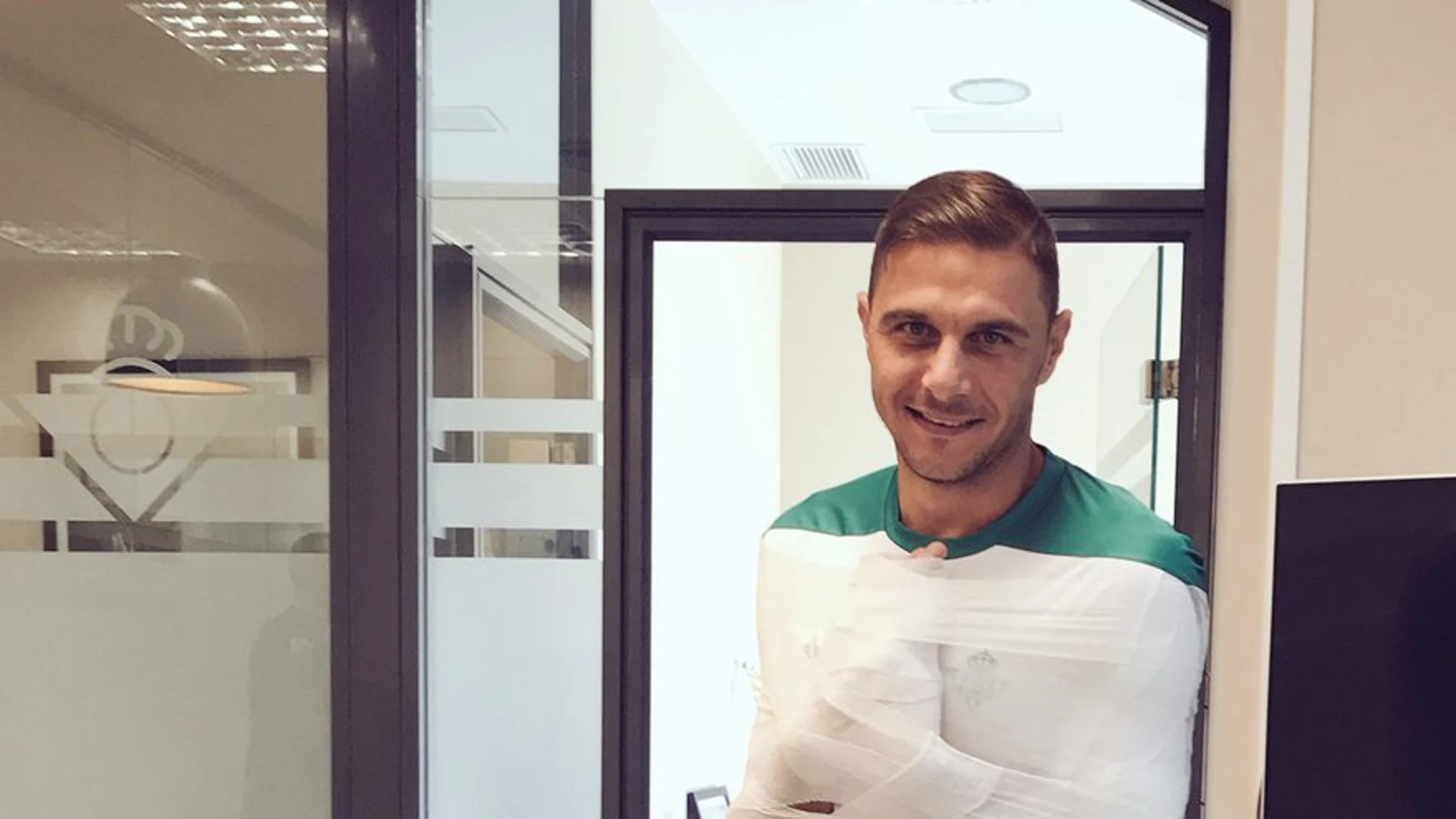 Setien 'trolea' a Joaquín con una foto con vendas en su cuerpo Setien 'trolea' a Joaquín con una foto con vendas en su cuerpo