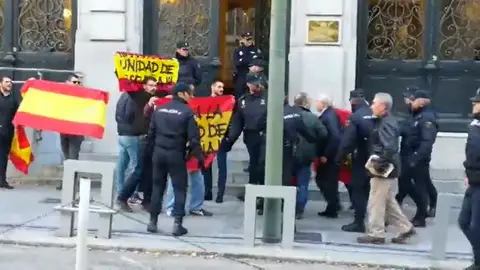 Manifestantes ante el Tribunal Supremo Manifestantes ante el Tribunal Supremo