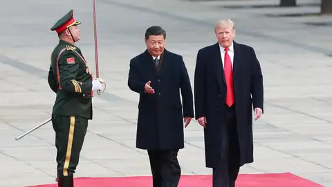 El presidente estadounidense Donald Trump (d) es recibido por su homólogo de China Xi Jinping (c) El presidente estadounidense Donald Trump (d) es recibido por su homólogo de China Xi Jinping (c)