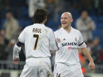 Gravesen sonríe y le da la mano a Raúl en su etapa en el Madrid