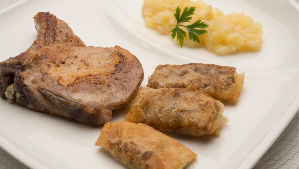 Chuletas de cerdo con puré de manzana y bricks de hongos