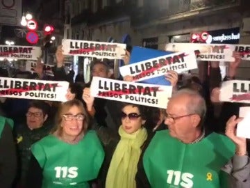 Miles de personas se manifiestan en Barcelona para exigir la libertad de los 'Jordis' un mes después de su encarcelamiento
