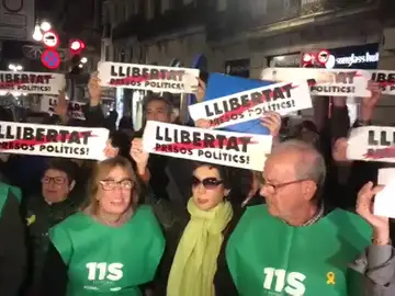 Miles de personas se manifiestan en Barcelona para exigir la libertad de los 'Jordis' un mes después de su encarcelamiento Miles de personas se manifiestan en Barcelona para exigir la libertad de los 'Jordis' un mes después de su encarcelamiento