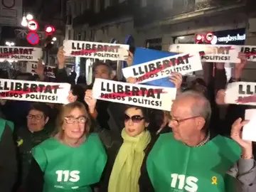 Miles de personas se manifiestan en Barcelona para exigir la libertad de los 'Jordis' un mes después de su encarcelamiento Miles de personas se manifiestan en Barcelona para exigir la libertad de los 'Jordis' un mes después de su encarcelamiento