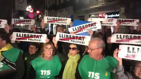Miles de personas se manifiestan en Barcelona para exigir la libertad de los 'Jordis' un mes después de su encarcelamiento Miles de personas se manifiestan en Barcelona para exigir la libertad de los 'Jordis' un mes después de su encarcelamiento