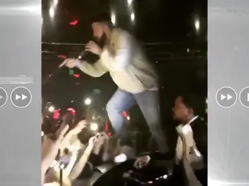El rapero Drake para un concierto porque un hombre estaba manoseando a dos de sus fans El rapero Drake para un concierto porque un hombre estaba manoseando a dos de sus fans