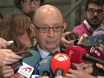 Montoro afirma que los usuarios de plataformas online como Wallapop o eBay tendrán que pagar impuestos Montoro afirma que los usuarios de plataformas online como Wallapop o eBay tendrán que pagar impuestos
