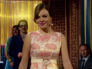 María sufre una vergonzosa caída en el desfile María sufre una vergonzosa caída en el desfile