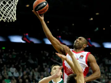 Granger entra a canasta ante la defensa del Zalgiris Granger entra a canasta ante la defensa del Zalgiris