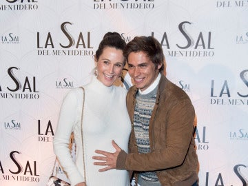 Astrid Klisans y Carlos Baute presumen de embarazo