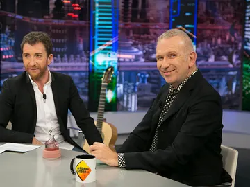 Jean Paul Gaultier confiesa en 'El Hormiguero 3.0' dónde surgió el diseño de pechos cónicos que vistió Madonna Jean Paul Gaultier confiesa en 'El Hormiguero 3.0' dónde surgió el diseño de pechos cónicos que vistió Madonna