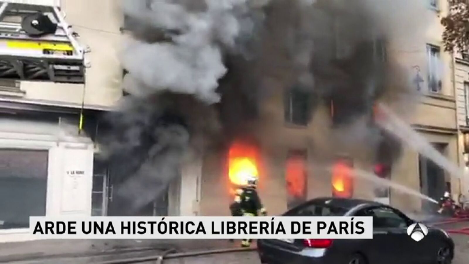 Un incendio arrasa una de las librerías más famosas de París