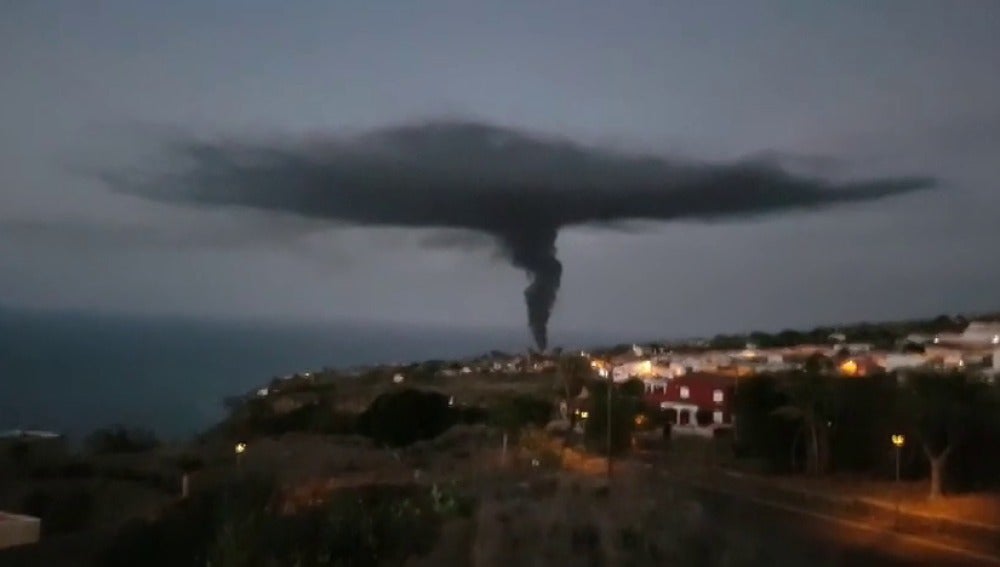 Los bomberos tratan de sofocar un incendio en una nave industrial en Tenerife