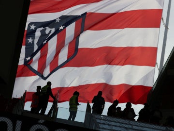 La bandera del Atlético de Marid ondea en el Wanda Metropolitano