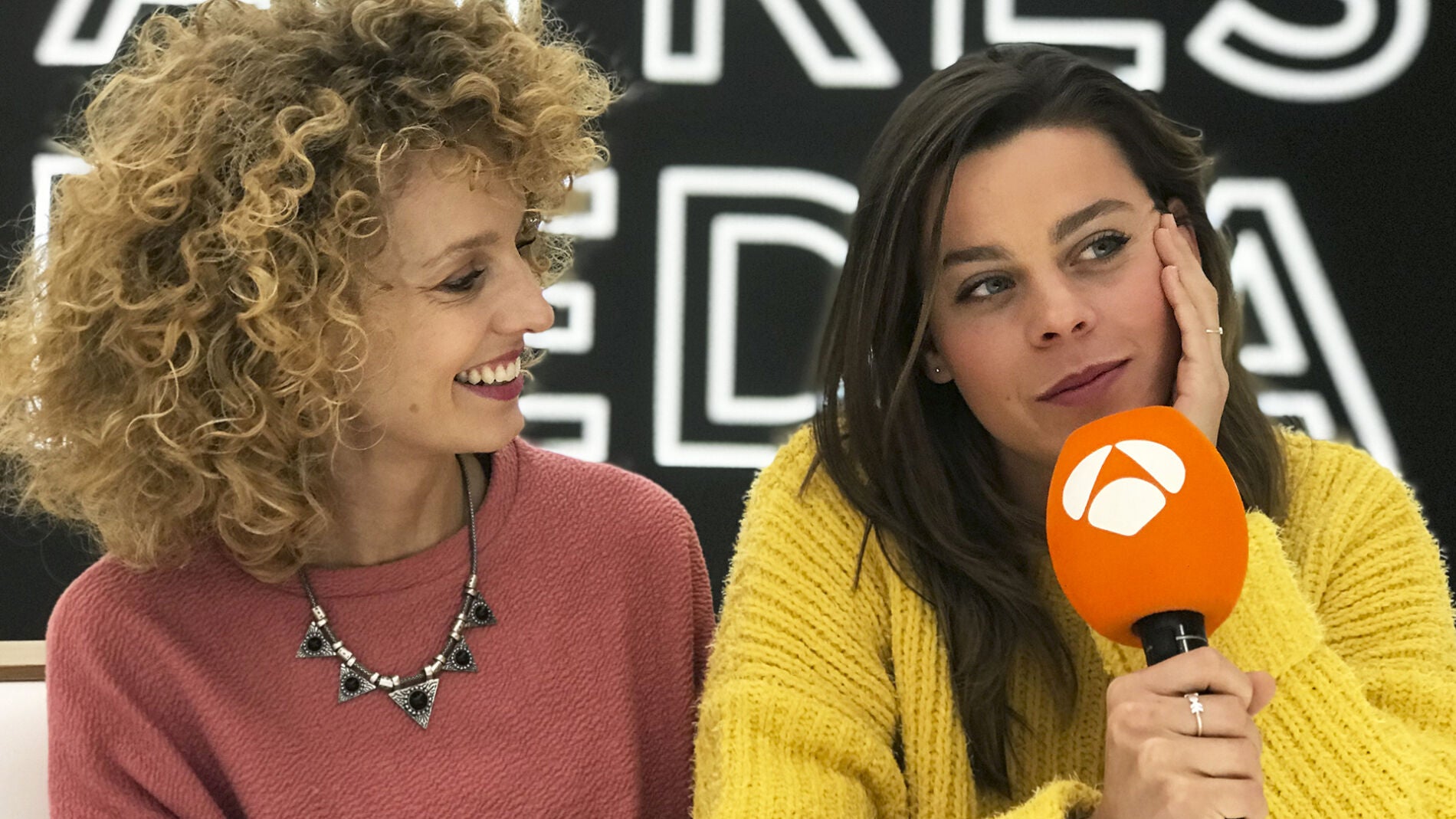 Esther Acebo y Clara Alvarado.