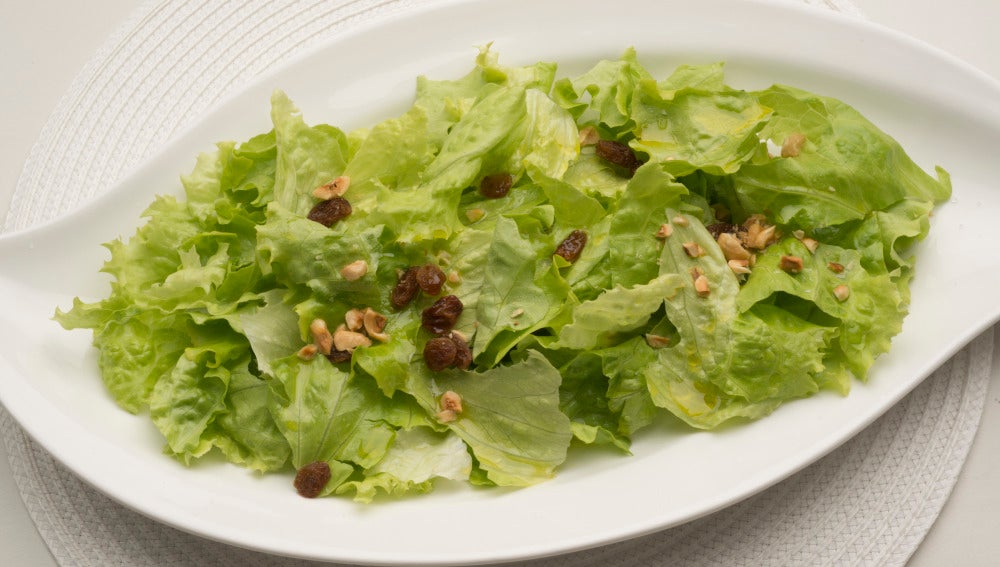Ensalada de lechuga, avellanas y pasas