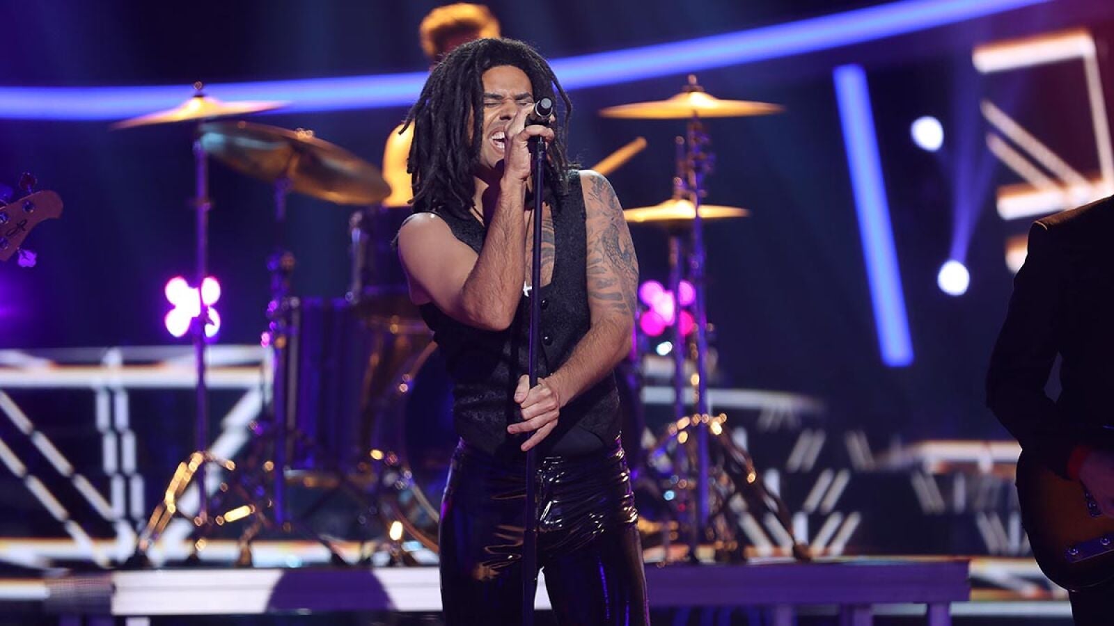 Miquel Fernández se traslada a los 90 para cantar ‘Stand by my woman’ de Lenny Kravitz