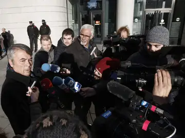 El abogado de tres de los acusados por la supuesta violación grupal a una joven en los Sanfermines de 2016, Agustín Martínez Becerra, atendiendo a los medios. El abogado de tres de los acusados por la supuesta violación grupal a una joven en los Sanfermines de 2016, Agustín Martínez Becerra, atendiendo a los medios.