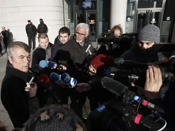 El abogado de tres de los acusados por la supuesta violación grupal a una joven en los Sanfermines de 2016, Agustín Martínez Becerra, atendiendo a los medios. El abogado de tres de los acusados por la supuesta violación grupal a una joven en los Sanfermines de 2016, Agustín Martínez Becerra, atendiendo a los medios.