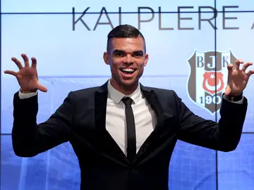 Pepe durante la presentación con el Besiktas Pepe durante la presentación con el Besiktas