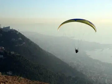 Un parapentista en mitad de un vuelo Un parapentista en mitad de un vuelo