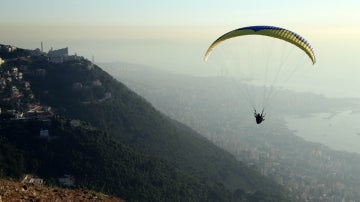 Un parapentista en mitad de un vuelo