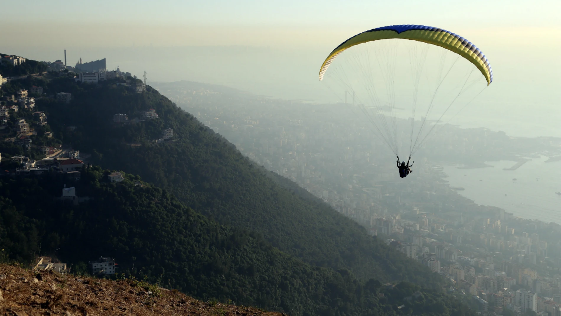 Un parapentista en mitad de un vuelo Un parapentista en mitad de un vuelo