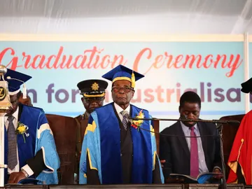 El presidente de Zimbabue, Robert Mugabe (c), preside una graduación en una universidad de Harare (Zimbabue) El presidente de Zimbabue, Robert Mugabe (c), preside una graduación en una universidad de Harare (Zimbabue)