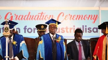 El presidente de Zimbabue, Robert Mugabe (c), preside una graduación en una universidad de Harare (Zimbabue)