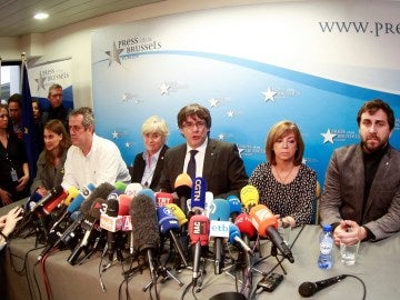 El expresidente de la Generalitat de Cataluña Carles Puigdemont (c), acompañado por cinco de sus antiguos consejeros, durante la rueda de prensa que ofreció en el club de la prensa de Bruselas, Bélgica, el pasado 31 de octubre de 2017.