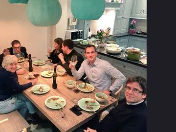 Puigdemont cenando en Bruselas Puigdemont cenando en Bruselas