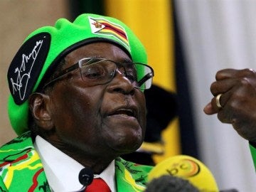 El presidente de Zimbabue, Mugabe, durante una ceremonia de una graduación universitaria 