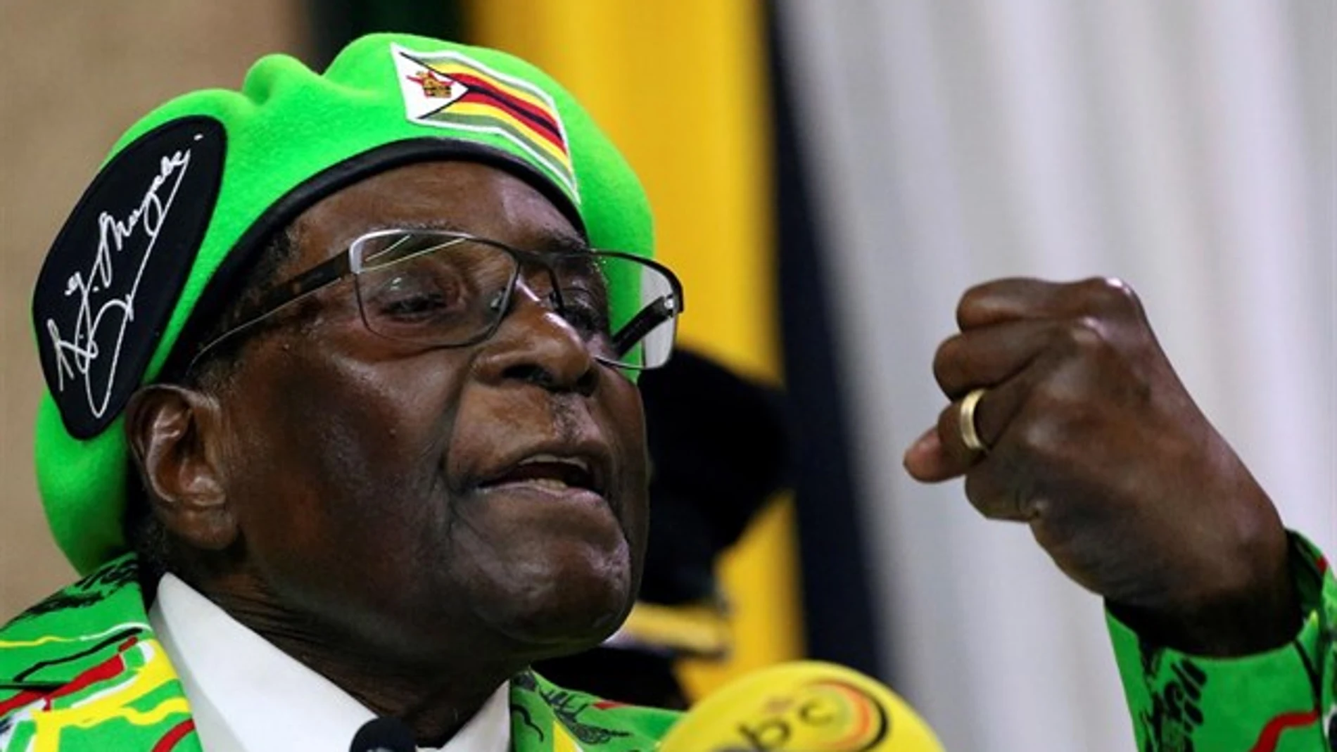 El presidente de Zimbabue, Mugabe, durante una ceremonia de una graduación universitaria El presidente de Zimbabue, Mugabe, durante una ceremonia de una graduación universitaria