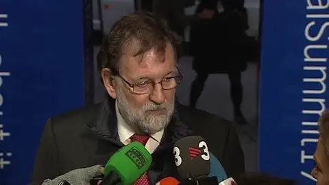 Rajoy, sobre la presunta amenaza de la que le acusa Rovira: "Es una enorme mentira y sobre todo es una vergüenza" Rajoy, sobre la presunta amenaza de la que le acusa Rovira: "Es una enorme mentira y sobre todo es una vergüenza"