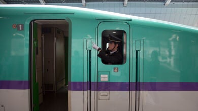 Una empresa de transportes de Japón se disculpa porque uno de sus trenes salió 20 segundos antes 
