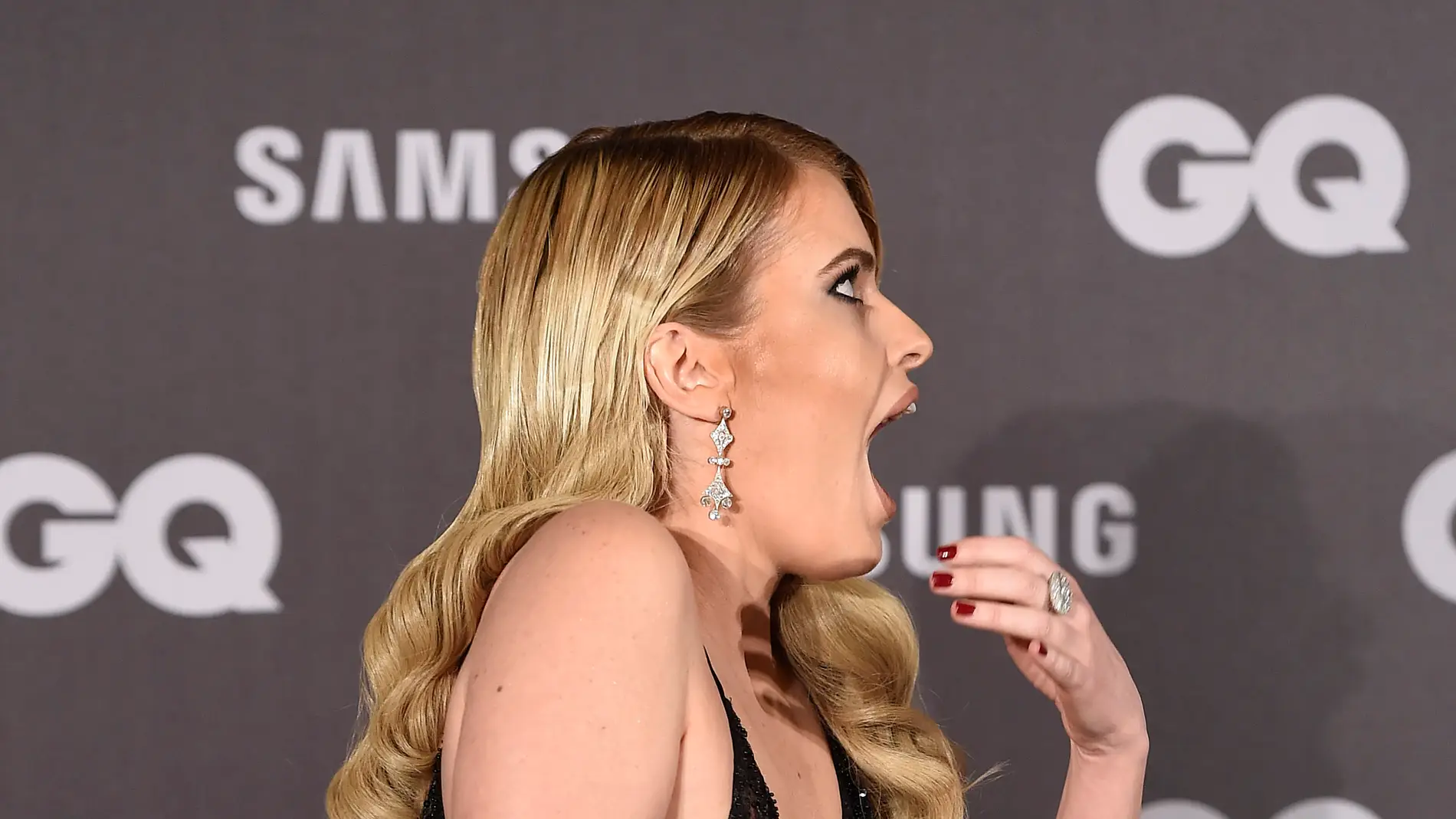 La cara de Adriana Abenia cuando se dio cuenta del descuido