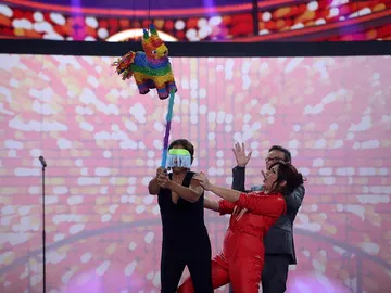 Àngel Llàcer sorprende a Lolita con una espectacular piñata cubana Àngel Llàcer sorprende a Lolita con una espectacular piñata cubana